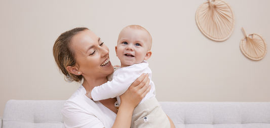 Mabyen Mama mit Baby auf Arm und Brustwarzen Pads