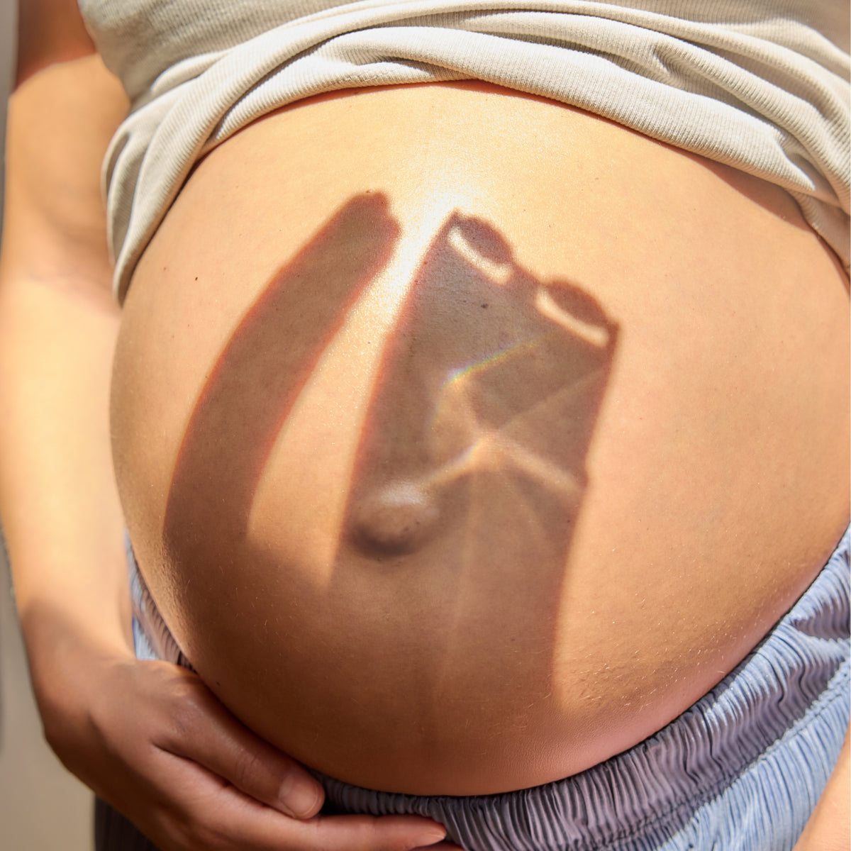 Babybauch in der Sonne Happy Mama