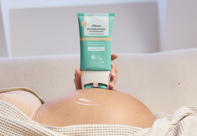 Mama Babybauch auf Couch