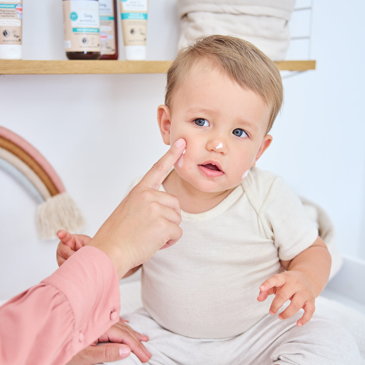 Kleiner Junge Pflegecreme Gesicht